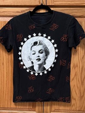Black Short-Sleeve Tee with White Marilyn Monroe Star Portrait, GUC, Size S